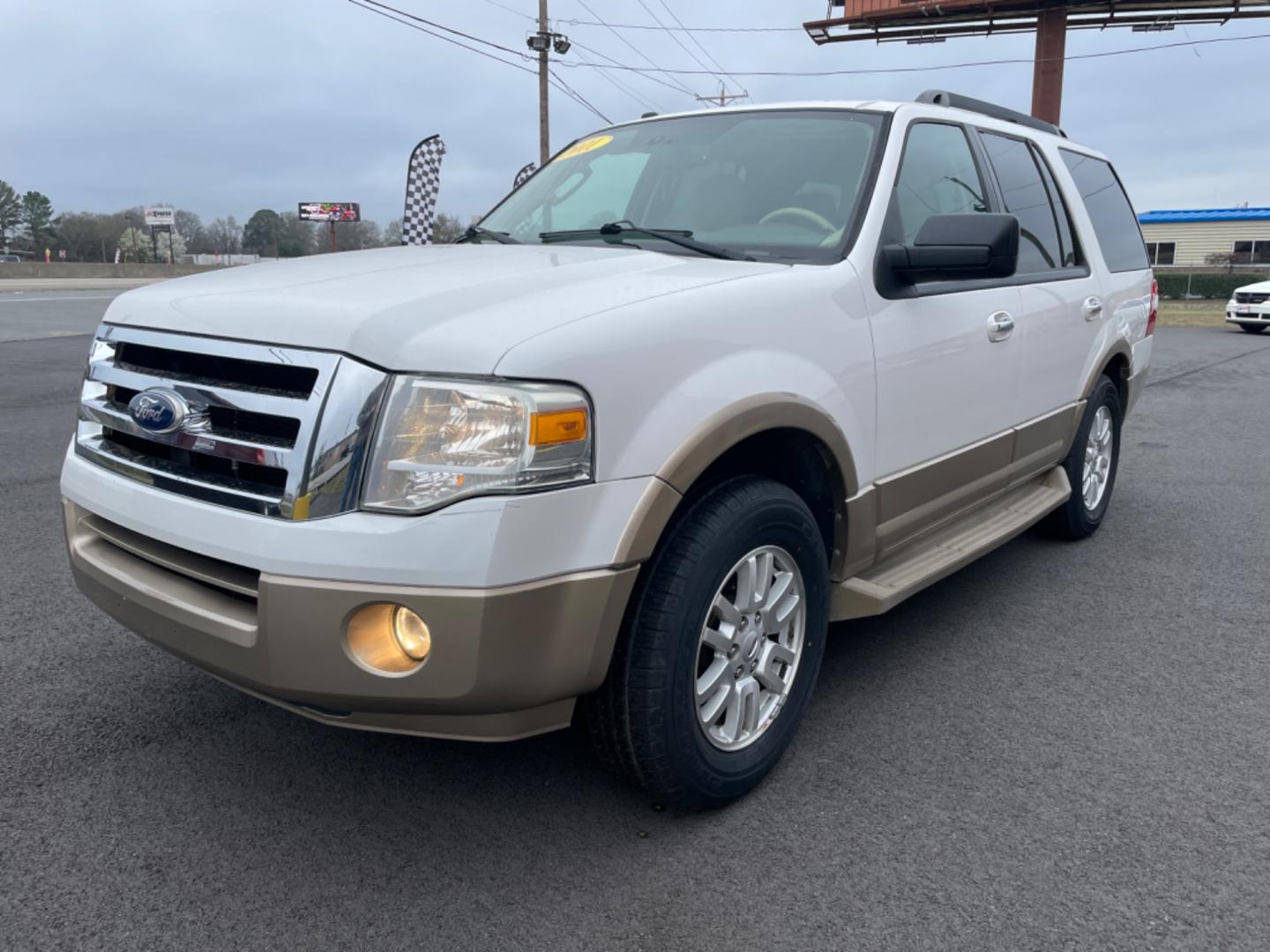 2011 White Ford Expedition (1FMJU1H56BE) with an V8, Flex Fuel, 5.4 Liter engine, Automatic, 6-Spd w/Overdrive transmission, located at 8008 Warden Rd, Sherwood, AR, 72120, (501) 801-6100, 34.830078, -92.186684 - Photo#3